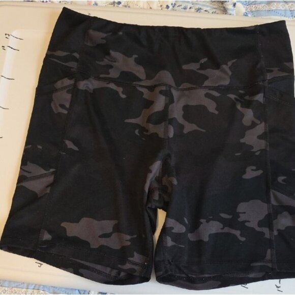 Avia Pants - Avia Gray Camouflage Shorts